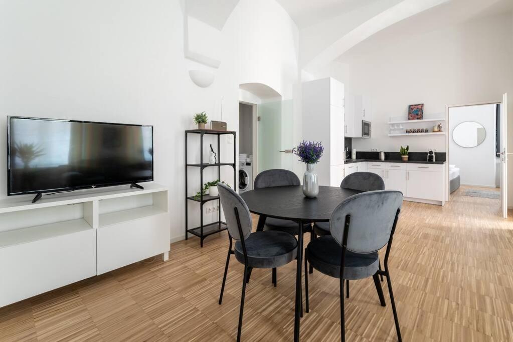 Spacious 2Br Near Attractions By Hm Відень Екстер'єр фото